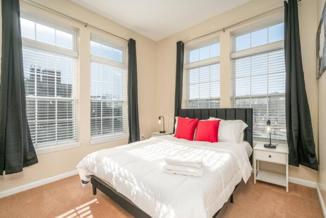 Private Bed Downtown Indy - Shared Apartment อินเดียนาโพลิส ภายนอก รูปภาพ