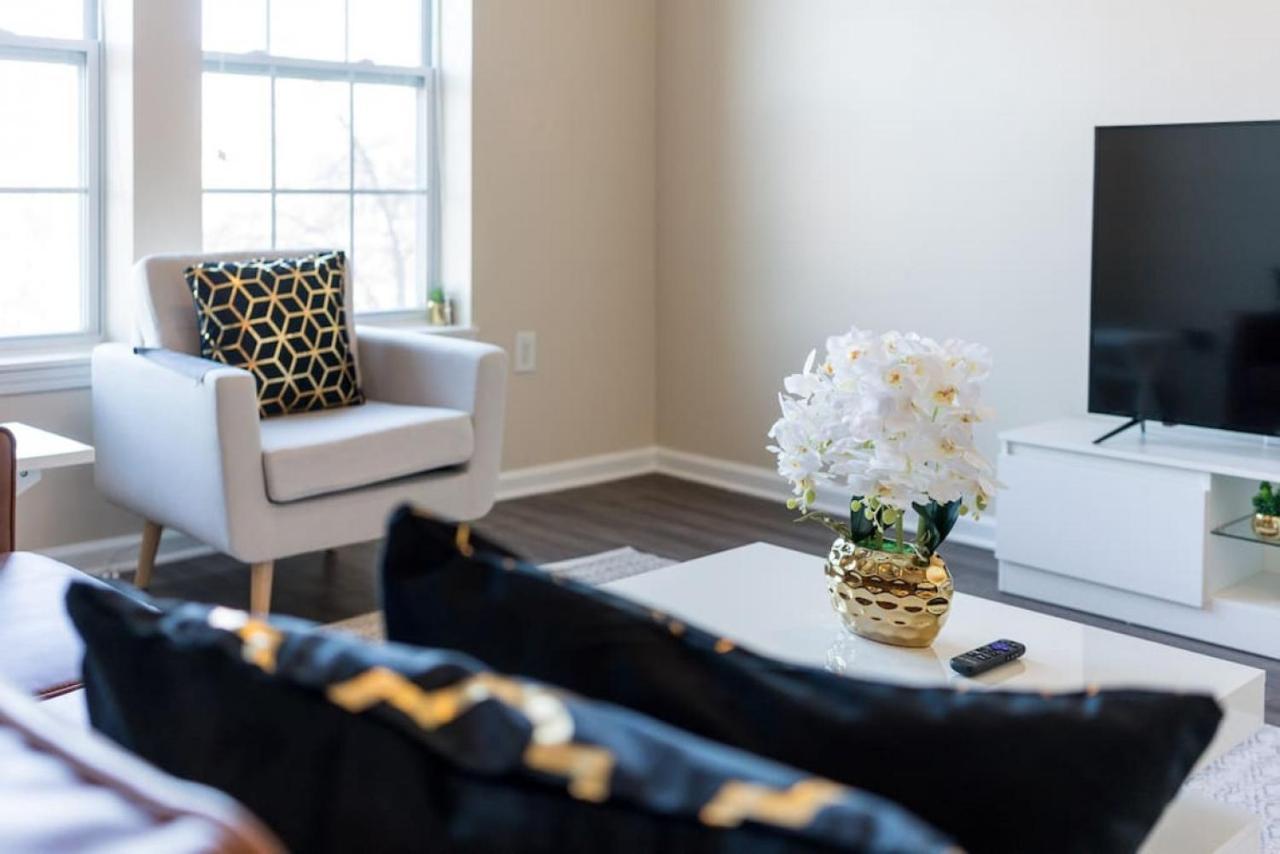 Private Bed Downtown Indy - Shared Apartment อินเดียนาโพลิส ภายนอก รูปภาพ