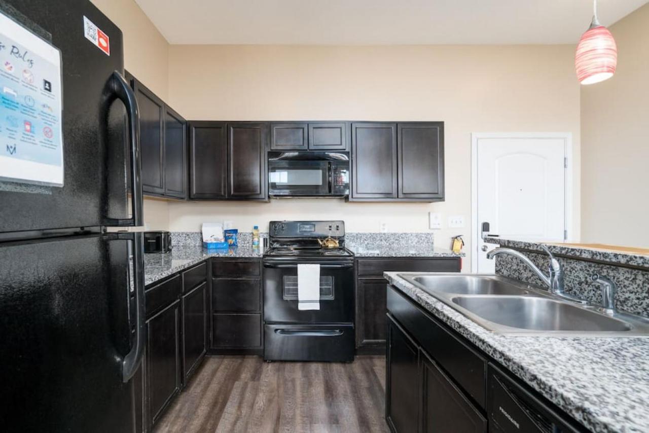 Private Bed Downtown Indy - Shared Apartment อินเดียนาโพลิส ภายนอก รูปภาพ
