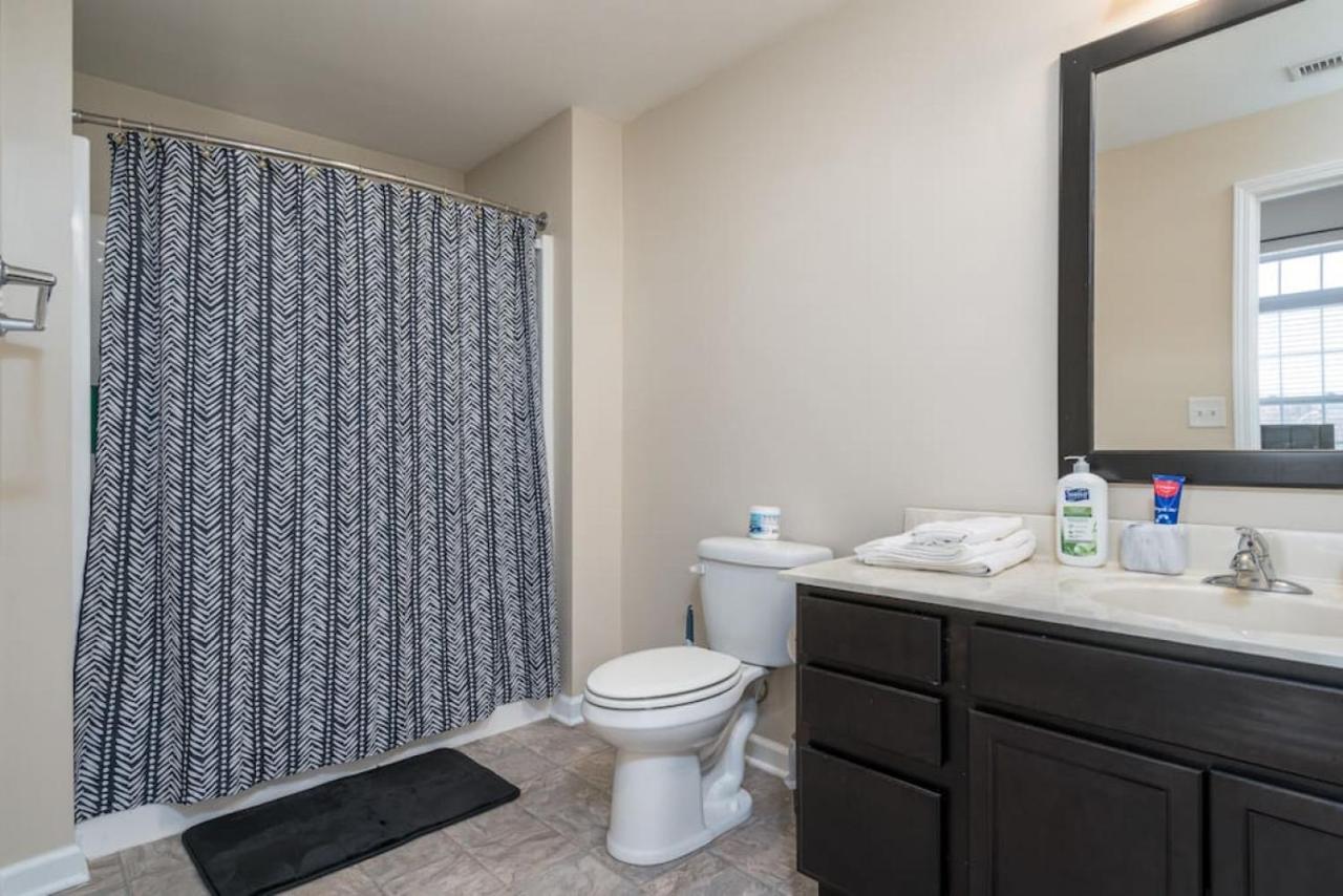Private Bed Downtown Indy - Shared Apartment อินเดียนาโพลิส ภายนอก รูปภาพ